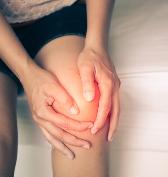 股関節、膝、足首、または足の痛みを伴う脊柱側弯症の治療